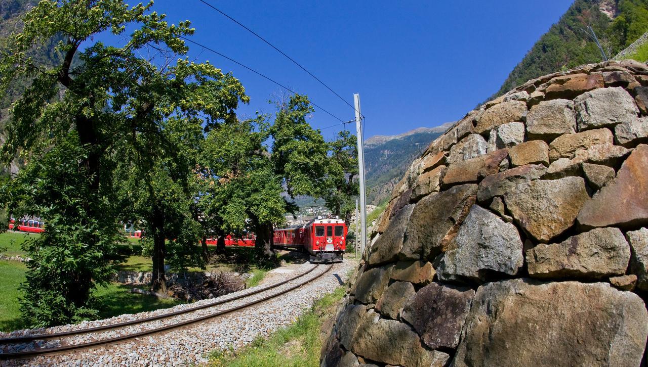 Hotel Centrale, Typically Swiss Poschiavo Kültér fotó